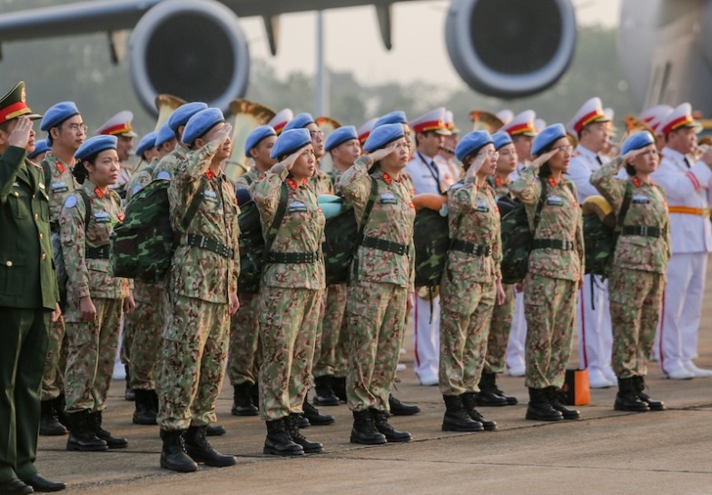 30 bác sĩ mũ nồi xanh của Bệnh viện dã chiến cấp 2 số 2 chào tạm biệt Tổ quốc trước giờ lên đường sang Nam Sudan, tháng 11/2019. Ảnh: Nguyễn Minh