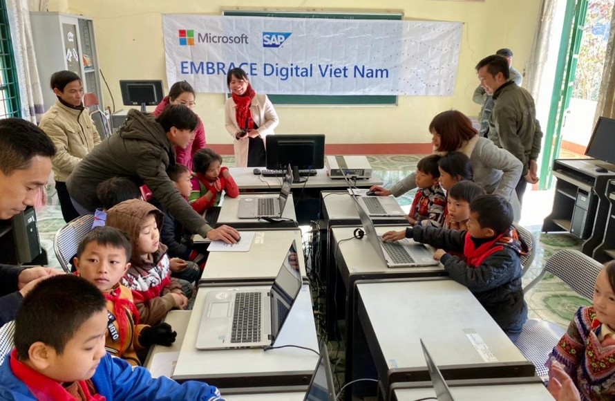 Các em học sinh trường tiểu học ở huyện Si Ma Cai học lập trình bằng chương trình Hour of Code Minecraft trên các thiết bị do SAP và Microsoft tài trợ