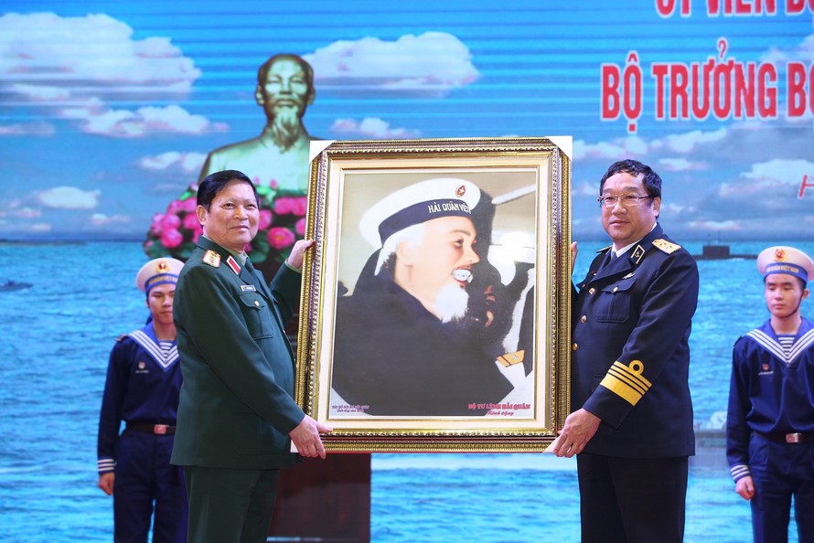 Lãnh đạo Quân chủng Hải quân trao tặng ảnh chân dung Chủ tịch Hồ Chí Minh cho Đại tướng Ngô Xuân Lịch. Ảnh: PV