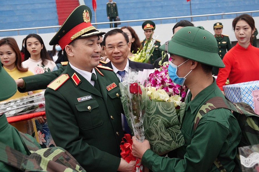 Tư lệnh Bộ Tư lệnh Thủ đô Hà Nội Nguyễn Quốc Duyệt tiễn tân binh lên đường nhập ngũ năm 2020. Ảnh: Nguyễn Minh