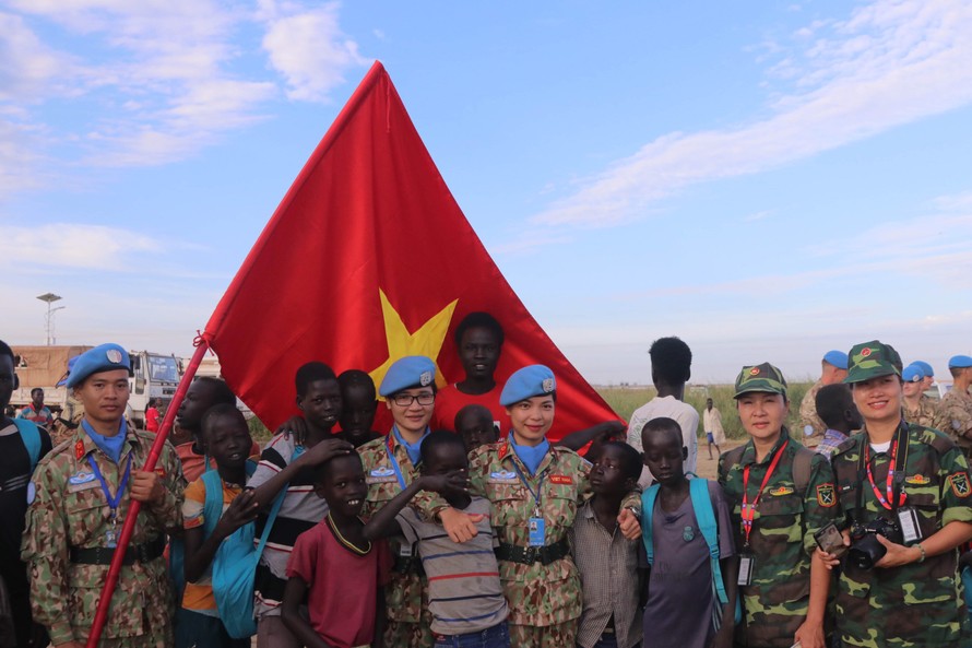 Trung úy Sa Minh Ngọc (người mặc quân phục thứ 3 từ trái sang) cùng đồng đội và các em nhỏ người Nam Sudan