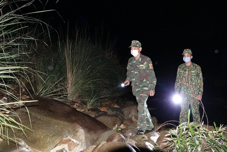 BĐBP tuần tra đêm ngăn chặn người nhập cảnh trái phép trên tuyến biên giới Quảng Ninh. Ảnh: Nguyễn Minh