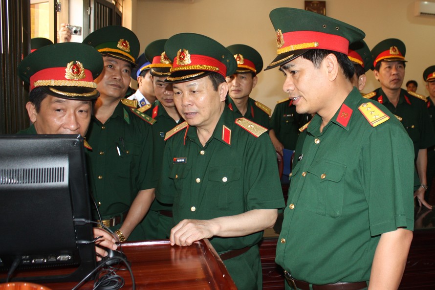 Thiếu tướng Nguyễn Hữu Hùng (khi đó đang là thượng tá, đầu tiên từ phải qua) cùng lãnh đạo Tổng cục Kỹ thuật kiểm tra nhà điều hành khu kỹ thuật của Lữ đoàn Công binh 249.