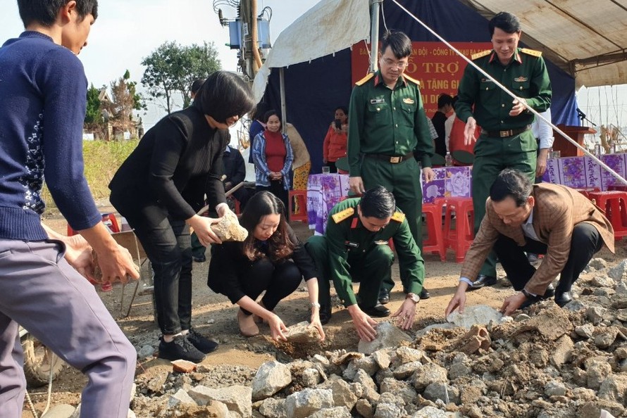 Khởi công xây dựng nhà tặng gia đình anh Trần Hữu Diệu ở huyện Lệ Thủy, tỉnh Quảng Bình