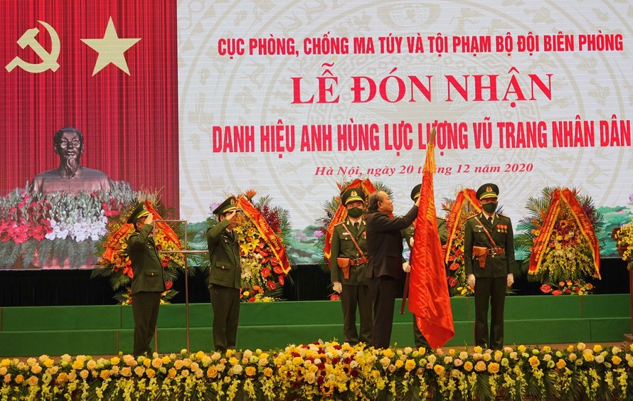 Phó Thủ tướng thường trực Trương Hòa Bình trao tặng danh hiệu Anh hùng LLVT nhân dân cho Cục PCMT&TP Bộ đội Biên phòng, chiều 20/12