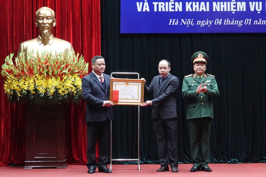 Thừa ủy quyền của Chủ tịch nước, Thượng tướng Hoàng Xuân Chiến trao tặng Huân chương Lao động hạng Nhất cho Ban Quản lý Quảng trường Ba Đình, sáng 4/1.