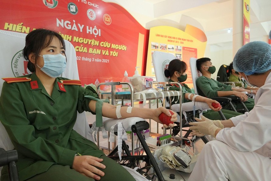 ĐVTN Quân đội hiến máu cứu người trong Tháng Thanh niên 2021. Ảnh: Nguyễn Minh