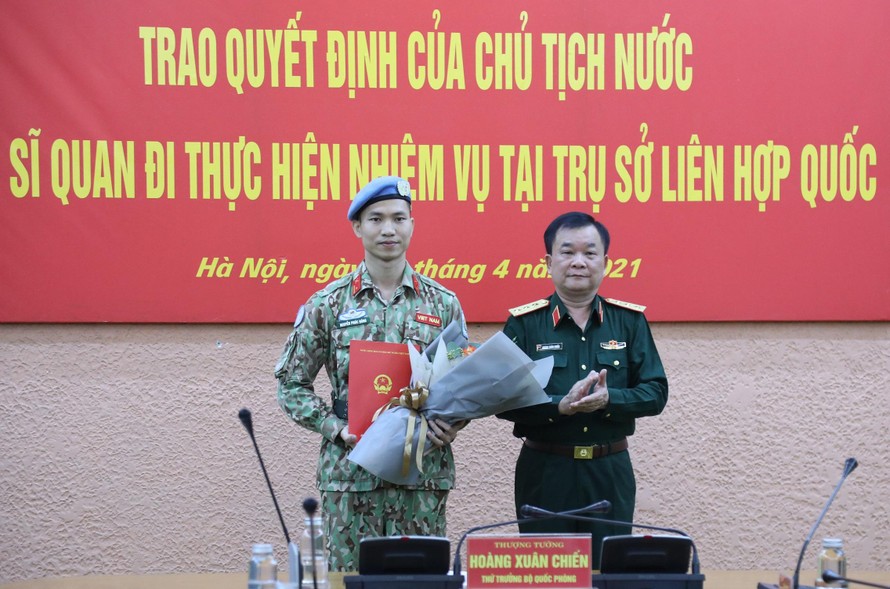 Thừa ủy quyền của Chủ tịch nước, Thượng tướng Hoàng Xuân Chiến, Thứ trưởng Bộ Quốc phòng trao quyết định cho Thiếu tá Nguyễn Phúc Đông, sáng 9/4. 