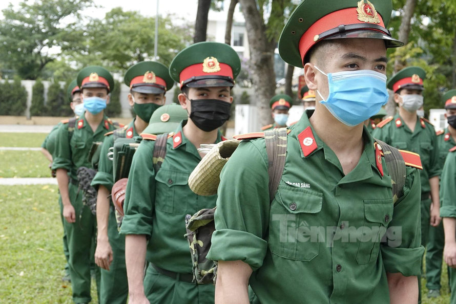 Học viên Học viện Quân y trong đội hình chi viện cho Bắc Ninh chống dịch COVID-19 trước giờ lên đường, sáng 18/5. Ảnh: Nguyễn Minh
