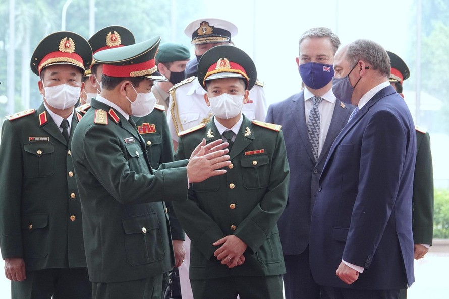 Hai Bộ trưởng trao đổi tại sảnh trụ sở Bộ Quốc phòng, trước khi vào hội đàm chính thức. Ảnh: Nguyễn Minh