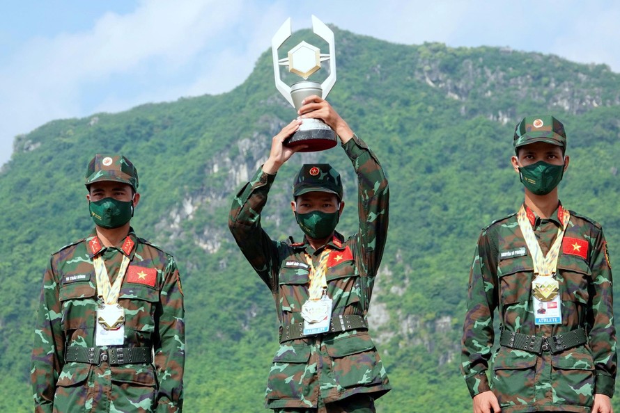 Chiến sĩ đội tuyển Việt Nam giơ cao Cúp Vàng cuộc thi Xạ thủ bắn tỉa, sáng 4/9. Ảnh: Nguyễn Minh