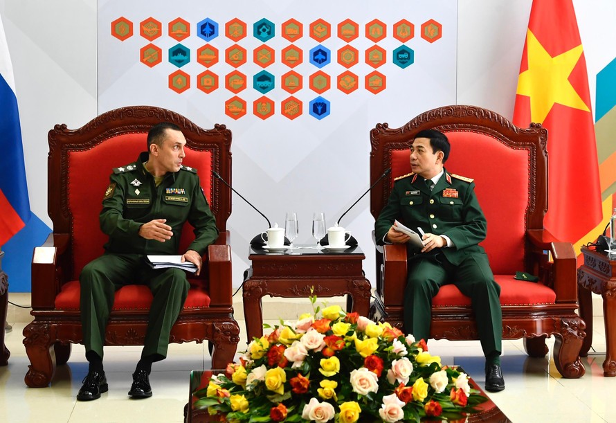 Bộ trưởng Quốc phòng Việt Nam (bên phải) và Thứ trưởng Quốc phòng Nga tại cuộc gặp, sáng 4/9. Ảnh: Tuấn Huy