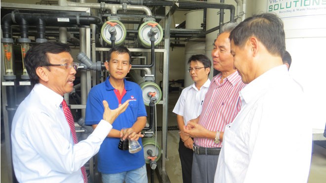 ông David Dương – Tổng giám đốc VWS (trái) giới thiệu với Hiệp hội quy trình xử lý rác