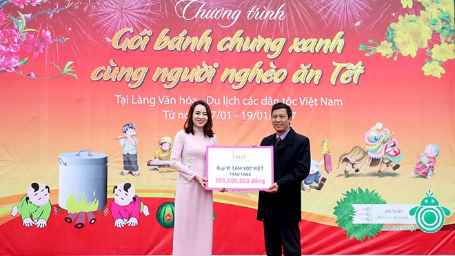 Bà Trần Như Trang – Giám đốc Quỹ Vì tầm vóc Việt trao 200 triệu đồng ủng hộ chương trình