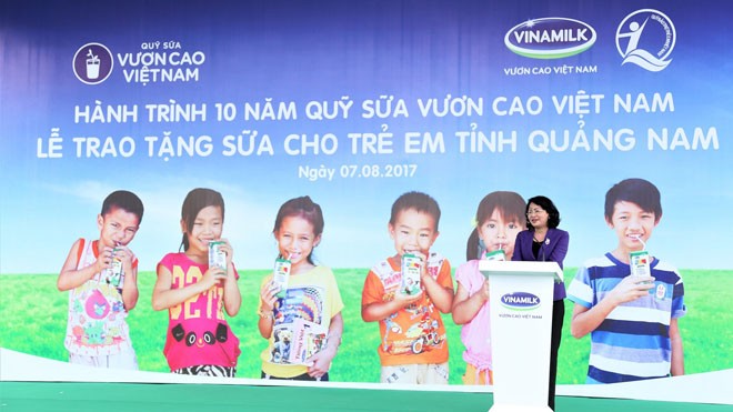 Trao tặng 46.500 ly sữa cho trẻ em tỉnh Quảng Nam 