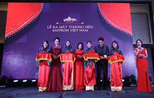 Bà Vũ Thanh Hòa - Giám đốc công ty, Á hậu Hoàng Anh và ông Shahram Salami (đại diện Đại sứ quán Iran) cùng cắt băng ra mắt thương hiệu Saffron Việt Nam.
