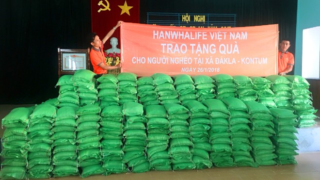 Hanwha Life Việt Nam trao quà Tết cho người nghèo