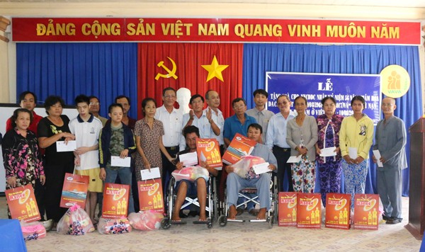 Tập đoàn Sao Mai tổ chức tặng quà cho nạn nhân chất độc màu da cam