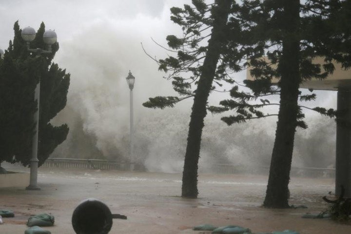 Những đợt sóng lớn đánh liên hồi vào khu vực bờ biển của khu dân cư Heng Fa Chuen, Hong Kong. Ảnh: Reuters
