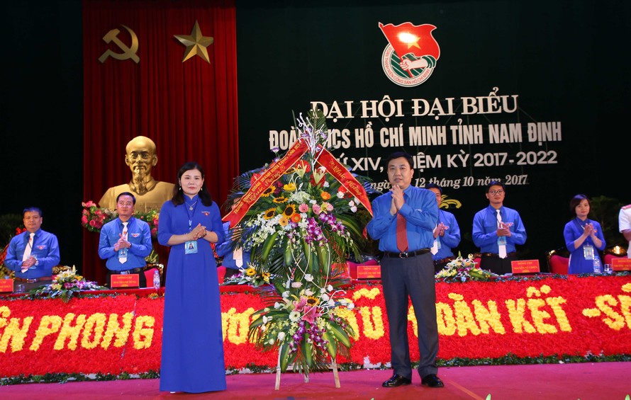 Bí thư thường trực T.Ư Đoàn Nguyễn Mạnh Dũng tặng hoa chúc mừng đại hội.