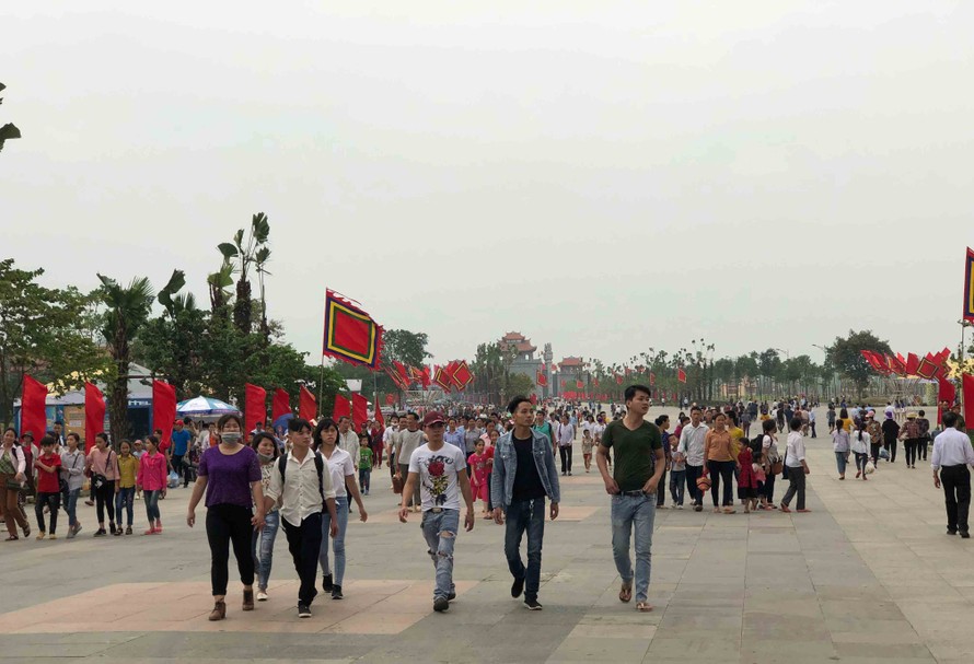 Hàng nghìn du khách thập phương về khai hội Giỗ tổ Hùng Vương - Lễ hội Đền Hùng.