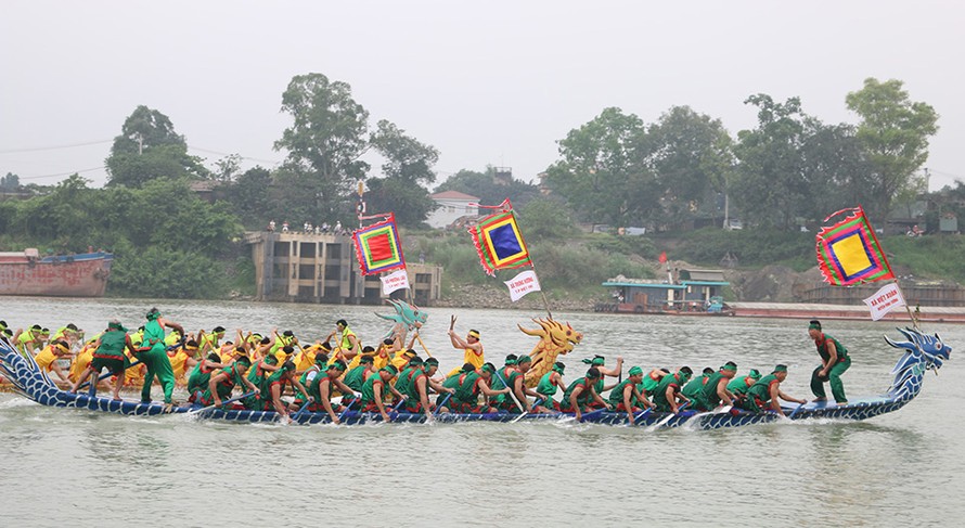 Các đội thi tranh tài ở hội thi bơi chải truyền thống trên sông Lô năm 2019.
