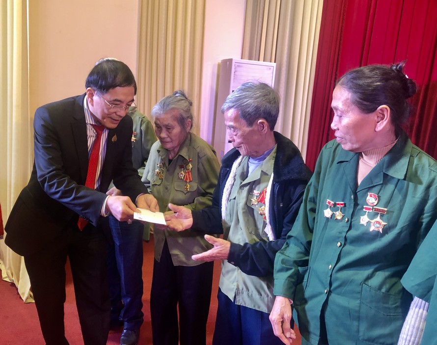Nhà tài trợ trao quà tết cho TNXP tỉnh Yên Bái.