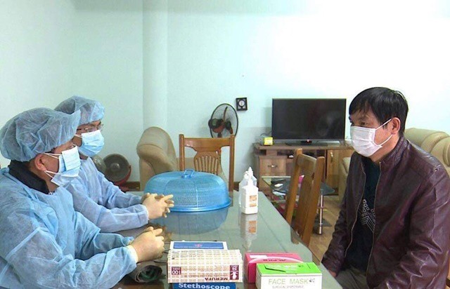 Cơ quan chức năng thăm khám, kiểm tra sức khỏe cho 3 người Trung Quốc tại Cụm Công nghiệp Đồng Lạng.