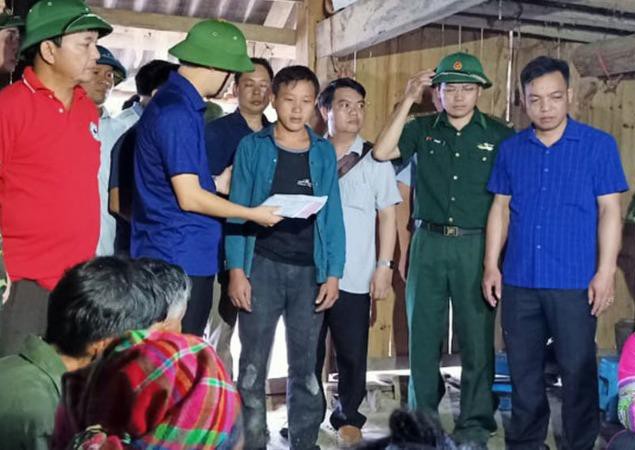 Lãnh đạo huyện Hoàng Su Phì đến động viên, hỗ trợ gia đình nạn nhân. 