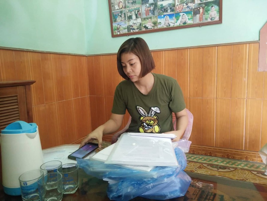 Chị Vũ Thị Thuý, vợ lái xe container thông tin về vụ việc - Ảnh: Hoàng Long