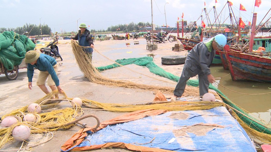 Ngư dân Thái Bình thu lưới, đưa tàu bè vào bờ tránh bão số 3 - Ảnh: Hoàng Long