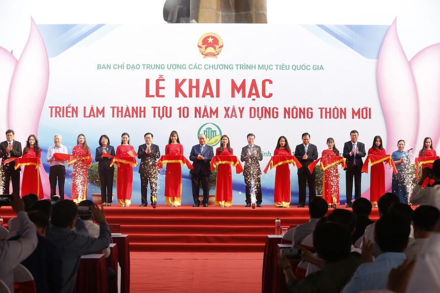 Thủ tướng Nguyễn Xuân Phúc cắt băng khánh thành triển lãm thành tựu xây dựng Nông thôn mới - Ảnh: Hoàng Long
