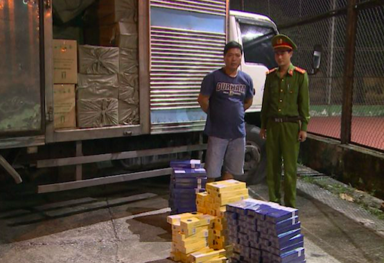 Công an Thái Bình phát hiện xe tải chở 54.000 bao thuốc lá 555 nhập lậu - Ảnh: Hoàng Long
