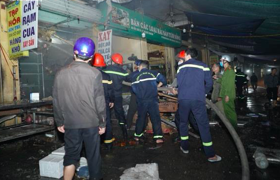 Cảnh sát PCCC Thái Bình chữa cháy tại chợ Đề Thám - Ảnh: Hoàng Long