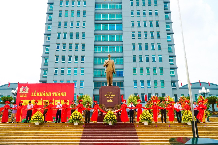 Cắt băng khánh thành tượng đài Chủ tịch Hồ Chí Minh tại Công an tỉnh Nam Định - Ảnh: Hoàng Long