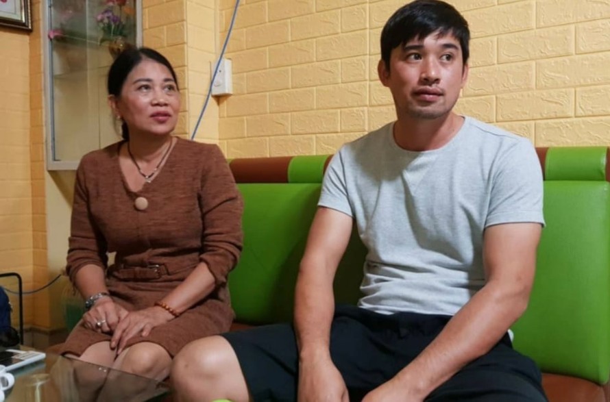 Bà Đinh Thị Lý và con trai tố cáo bị Đường "Nhuệ" và đàn em đánh tại trụ sở Công an phường Trần Lãm - Ảnh: Hoàng Long