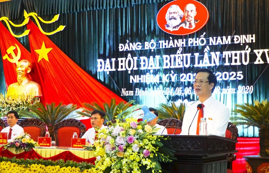 Ông Nguyyễn Anh Tuấn được đại hội bầu tiếp tục giữ chức Bí thư Bí thư Thành uỷ Nam Định nhiệm kỳ 2020-2025. Ảnh: Hoàng Long