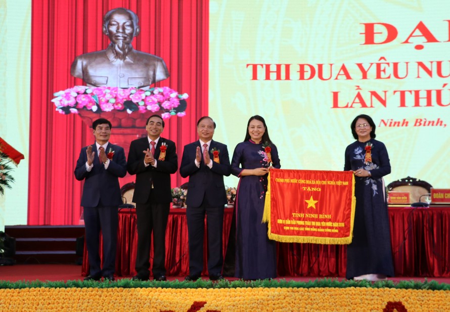 Phó Chủ tịch nước Đặng Thị Ngọc Thịnh trao tặng cờ thi đua của Chính phủ cho tỉnh Ninh Bình - Ảnh: Hoàng Long
