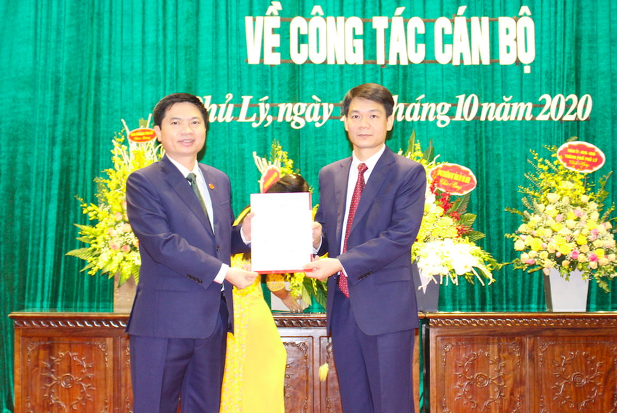 Chủ tịch UBND tỉnh Hà Nam trao quyết định và chúc mừng Tân Bí thư Thành uỷ Phủ Lý Nguyễn Đức Toàn - Ảnh: Hoàng Long