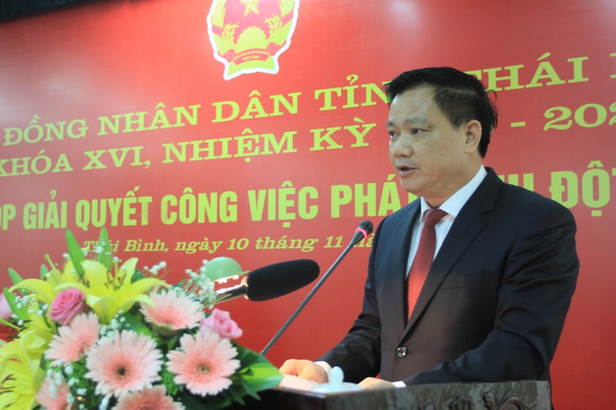 Ông Nguyễn Khắc Thận phát biểu nhận nhiệm vụ Chủ tịch UBND tỉnh Thái Bình - Ảnh: Hoàng Long