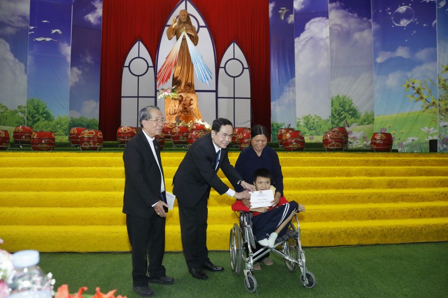Chủ tịch UBTW MTTQ Trần Thanh Mẫn tặng quà cho trẻ em khuyết tật tại Giáo phận Thái Bình (tỉnh Thái Bình) - Ảnh: Hoàng Long
