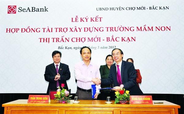 Ông Đặng Bảo Khánh - TGĐ SeABank ký kết hợp đồng tài trợ xây dựng trường Mần non Thị trấn Chợ Mới