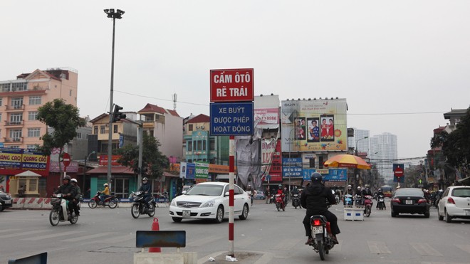 Tấm biển phụ cấm rẽ bằng Tiếng Việt này không thể là căn cứ xử phạt người điều khiển ô tô rẽ trái. Trường hợp người nước ngoài lái xe ô tô sẽ càng không thể hiểu được những tấm biển này