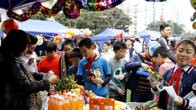 Đông đảo phụ huynh và học sinh đã tham gia Hội chợ từ thiện xuân Giáp Ngọ Vì Hà Giang