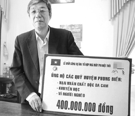 Ngoài tấm biển tượng trưng, tiền hỗ trợ thực tế vẫn chưa đến tay dân nghèo, nạn nhân chiến tranh tại TT-Huế. Ảnh: Ngọc Văn