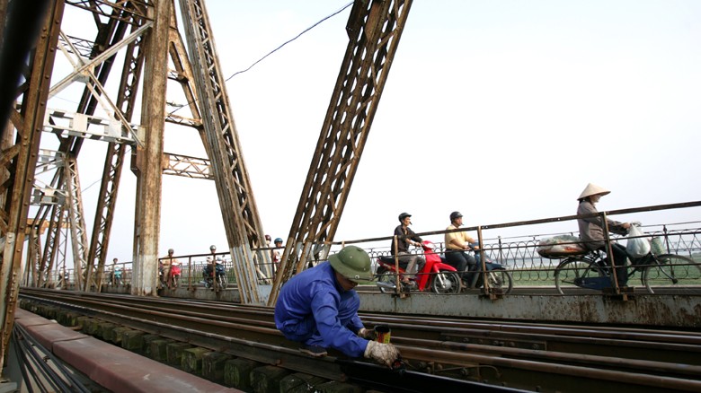 Tuyến đường sắt đô thị số I Hà Nội chậm nhiều năm do vướng cầu Long Biên. Ảnh: Như Ý