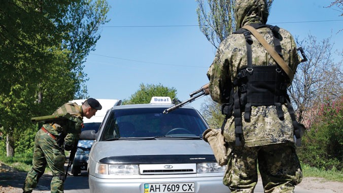  Các tay súng ủng hộ liên bang hóa kiểm tra một chiếc xe gần thành phố Slavyansk hôm 25/4. Ảnh: Sergei Grits