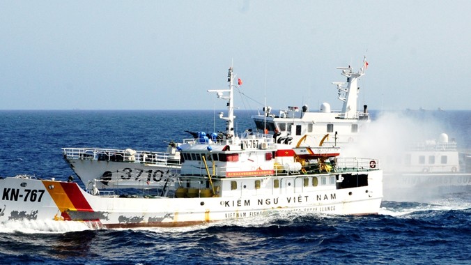 Tàu Trung Quốc ép đuổi, phun vòi rồng tàu Kiểm ngư 767 của Việt Nam. Ảnh: Ng. Huy 