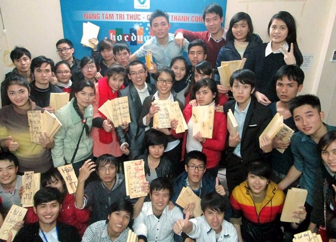 Khóa học kỹ năng sống do Lê Văn Thành (mặc vest, đeo kính) tổ chức