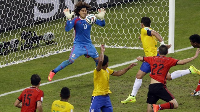 Các cầu thủ Brazil bất lực trước khung thành của Guillermo Ochoa. Ảnh: AP